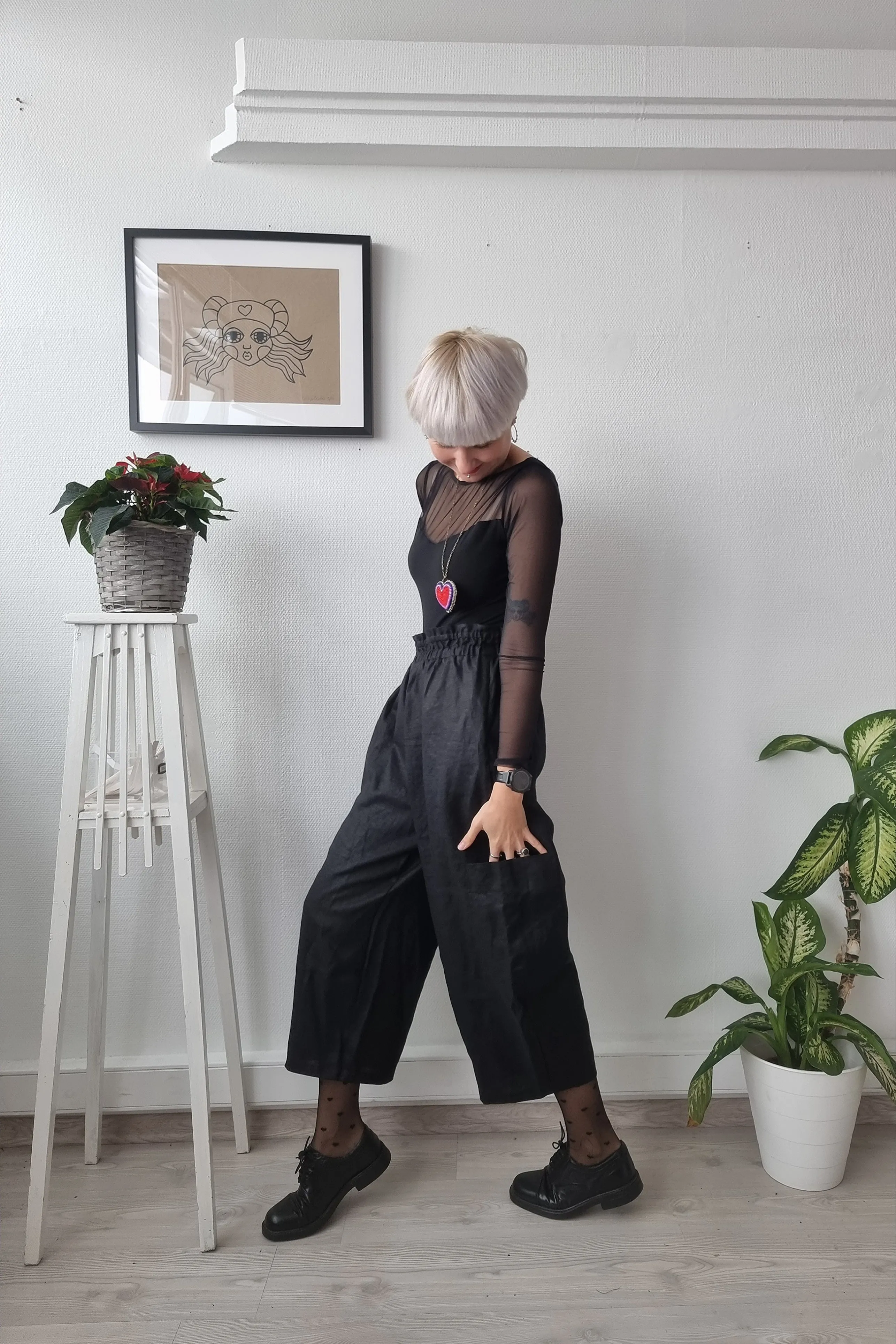 Black Linen Blend Wide Balloon Statement Pants in 4/5 Lenght and Side Pockets