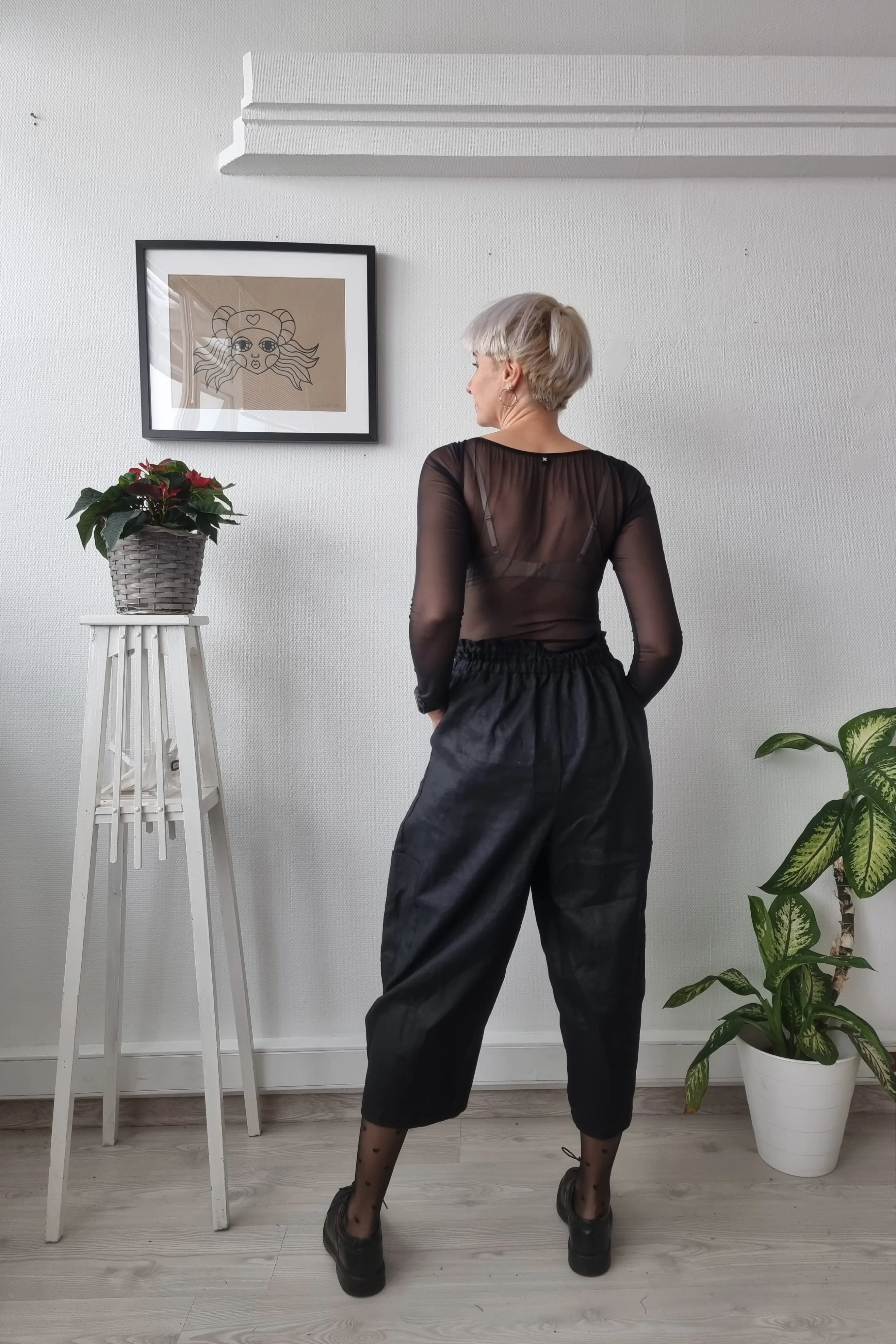 Black Linen Blend Wide Balloon Statement Pants in 4/5 Lenght and Side Pockets