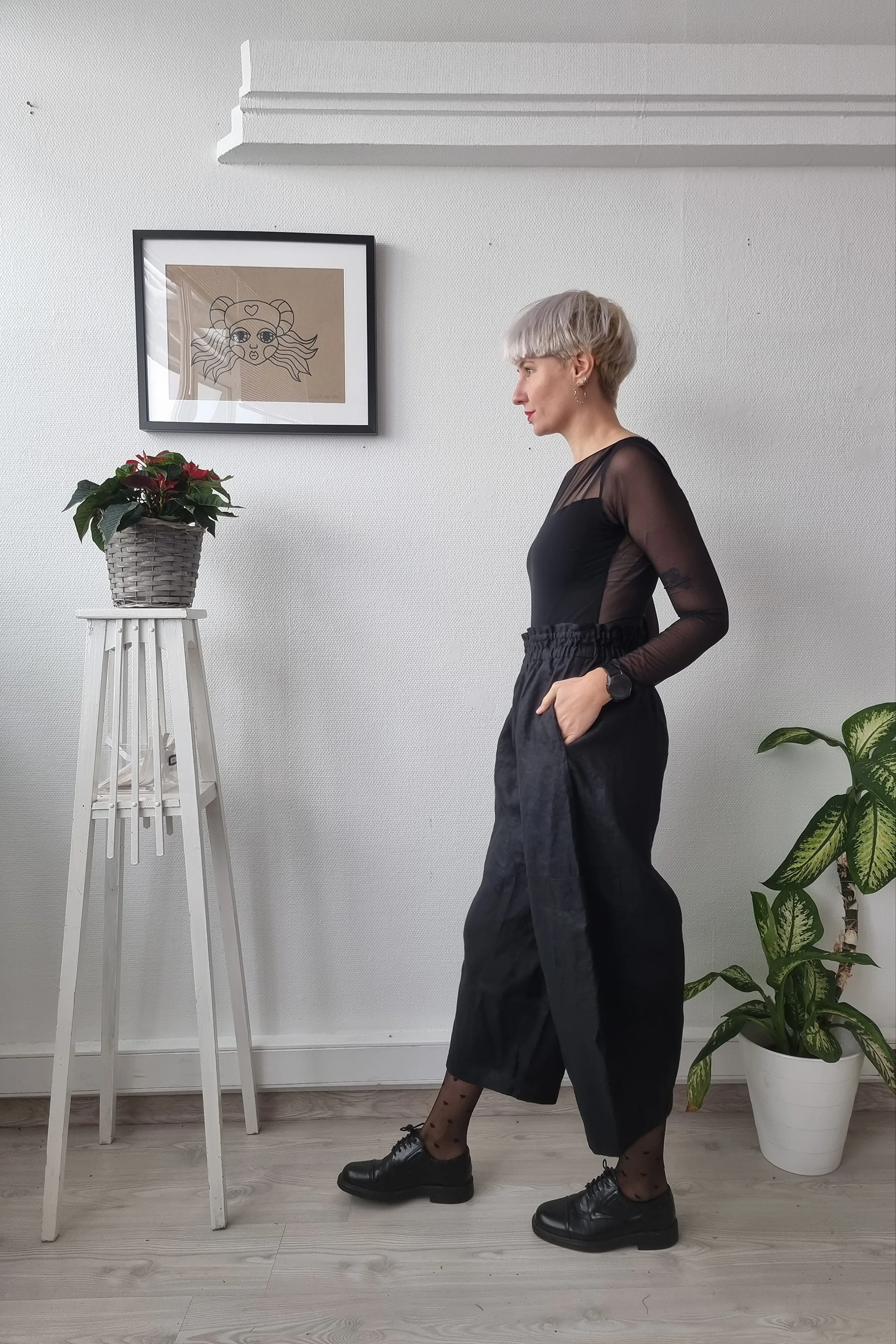 Black Linen Blend Wide Balloon Statement Pants in 4/5 Lenght and Side Pockets